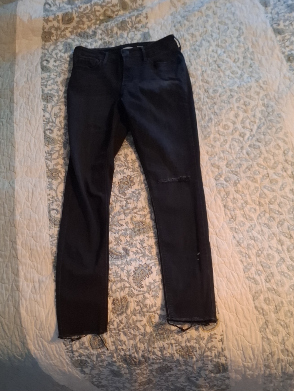 Old Navy Women’s Black Skinny Jeans - Distressed Hem